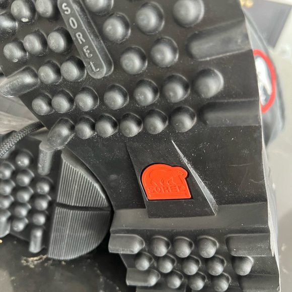 I am selling this boots coz is too Heavy for my son , never been worn, - Picture 4 of 6